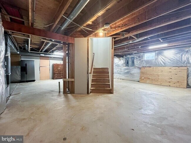 Building Photo - 214 W Locust St
