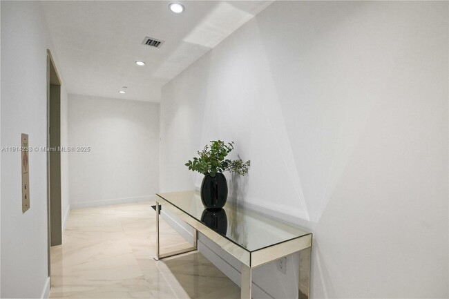 Building Photo - 700 NE 24th St