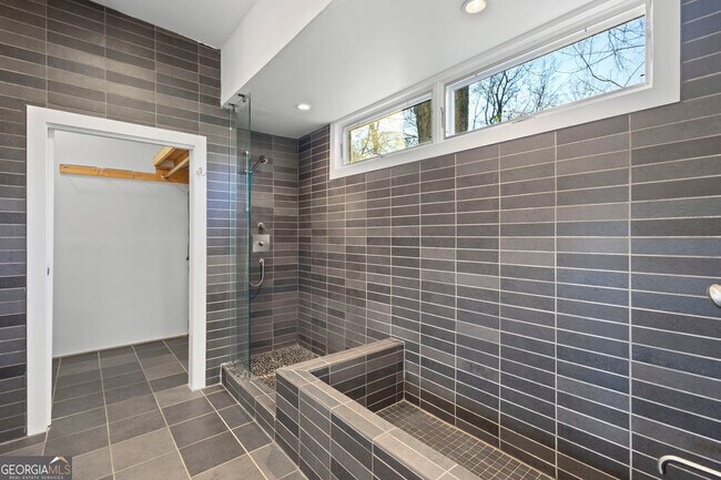 Building Photo - 935 Custer Ave SE