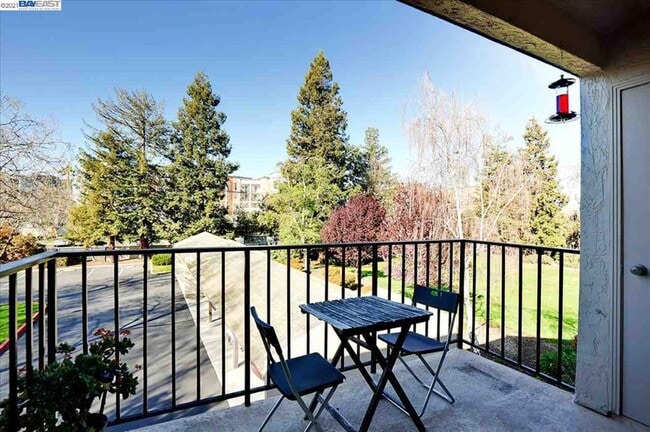 Building Photo - $2,990- GORGEOUS 2 BEDROOM CONDO IN CENTRA...