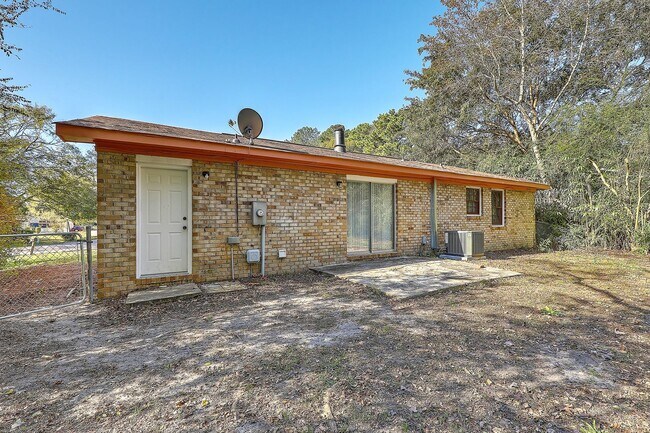 Building Photo - Lovely Ladson Brick Ranch!