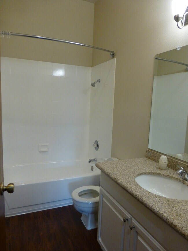 Building Photo - 2BD 2BA Condo with 2 Assigned Parking in P...