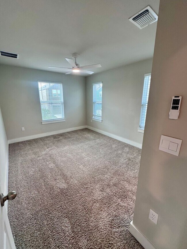 Building Photo - Modern 3-Bedroom, 2.5-Bathroom in Easton Park!