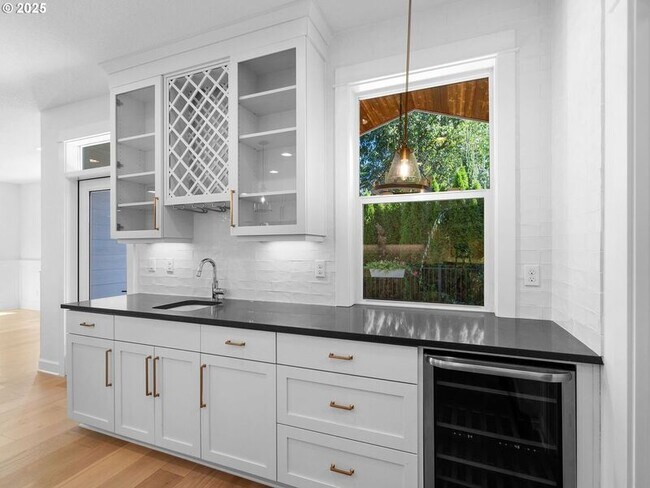 Building Photo - 9010 SW Inez St