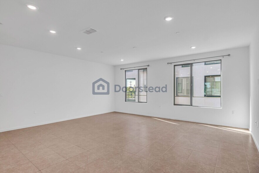 Building Photo - 25443 Parklane Dr