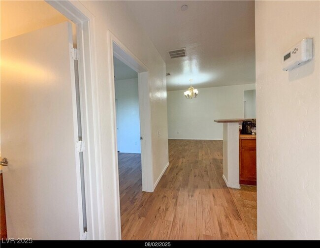 Building Photo - 6868 Sky Pointe Dr