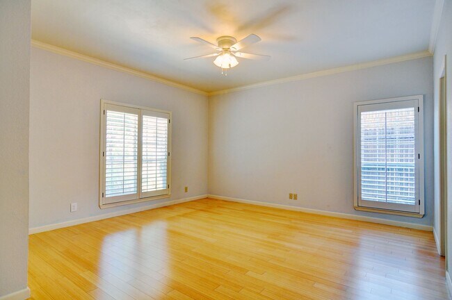 Building Photo - 3 Bedroom Home - Ridglea Country Club Estates