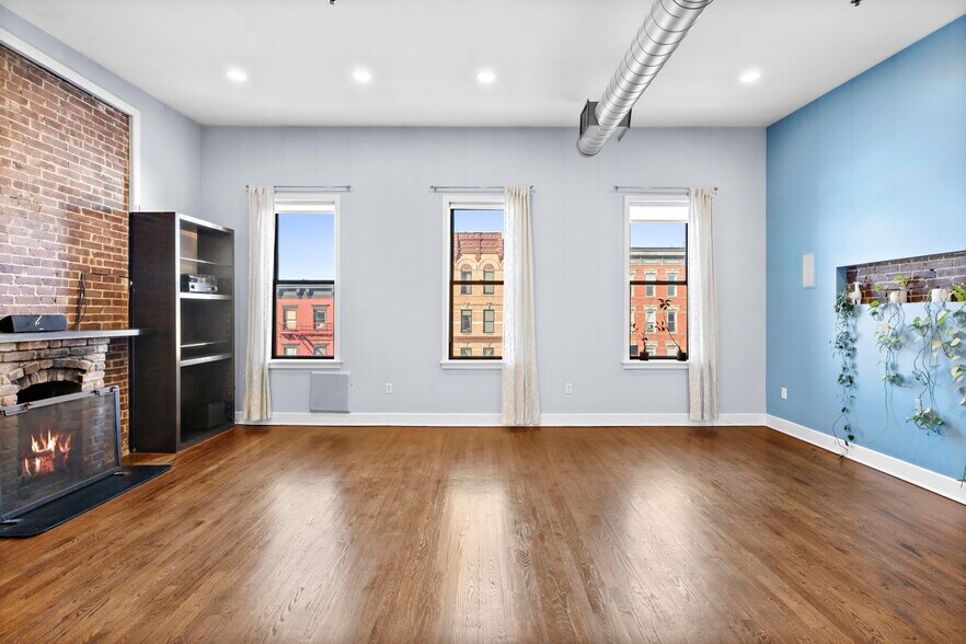 Building Photo - 321 Washington St