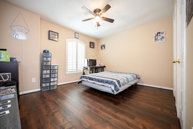 Building Photo - 1823 Blue Water Bay Dr