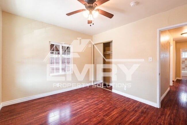 Building Photo - 2 Bed 1 Bath Unit for Rent in East Los Angeles Parking Available