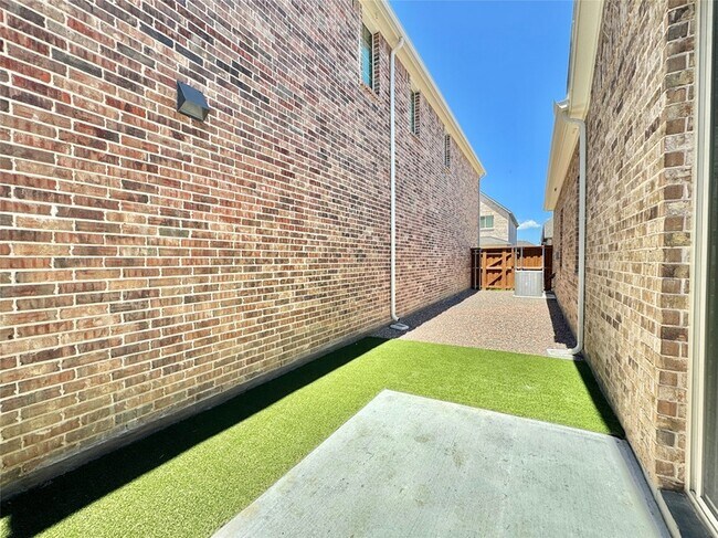 Building Photo - 8513 Shoreham