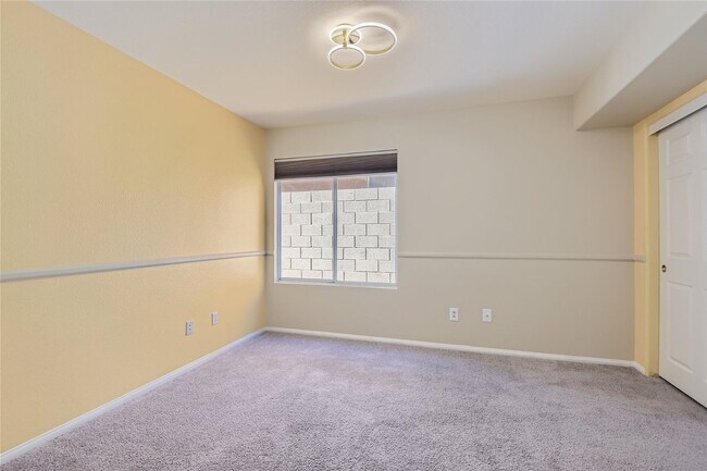 Building Photo - HUGE 5 Bedroom Home In Desert Shores with ...