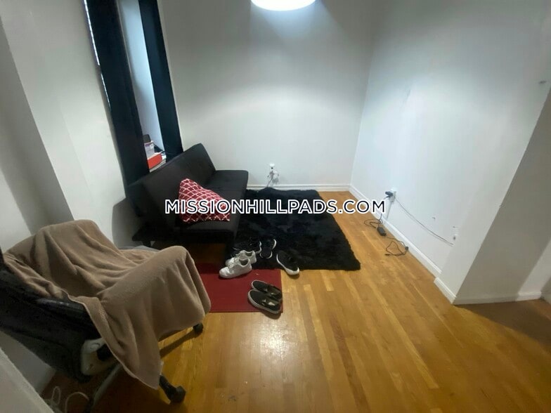 Building Photo - 715 Parker St