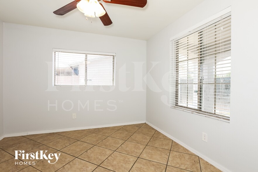 Building Photo - 4739 E Sunland Ave