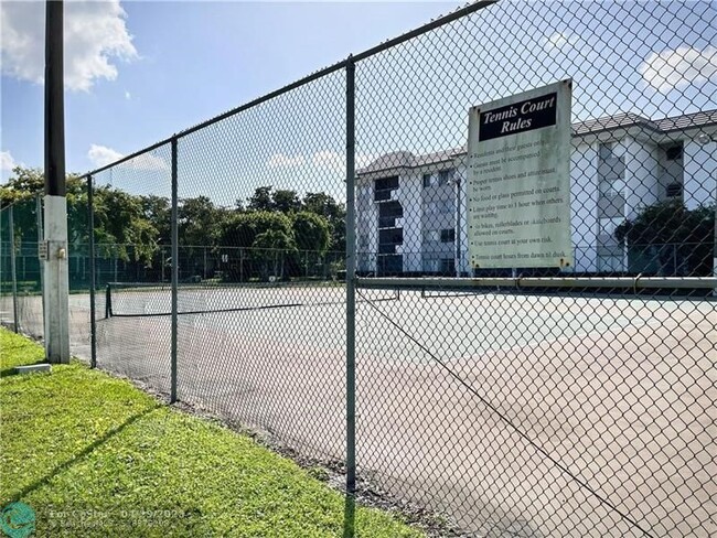 Building Photo - 711 N Pine Island Rd