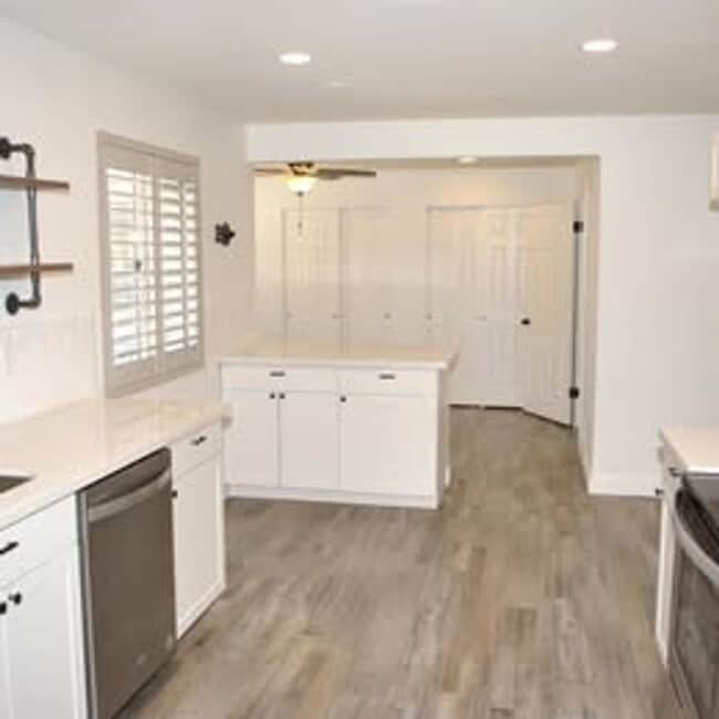 Building Photo - 3 BEDROOM 2 BATHS WITH A POOL FREE RENT OAC  MTM AVAILABLE