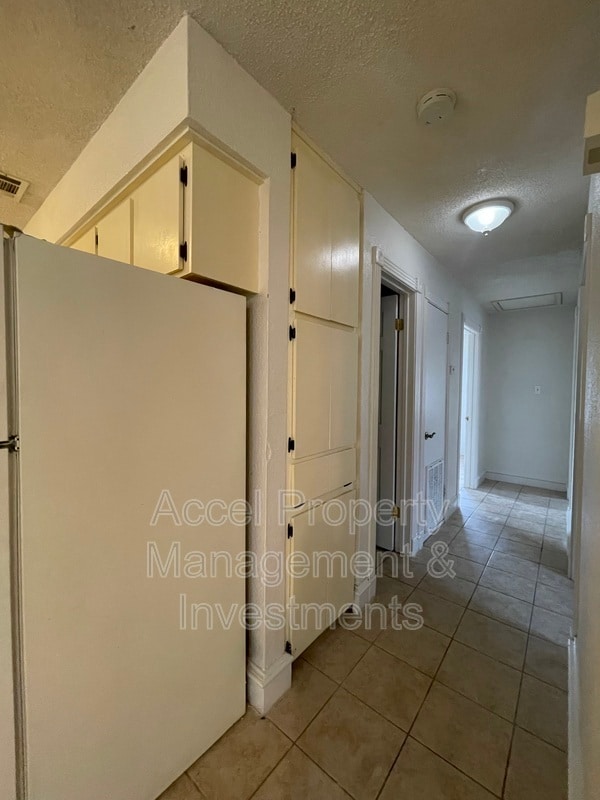 Building Photo - 806 W 26th St