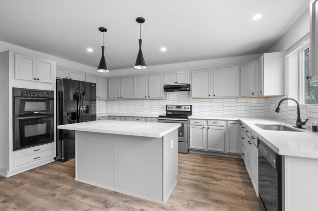 Building Photo - Spacious 5-Bedroom Home in Prime Yelm Loca...