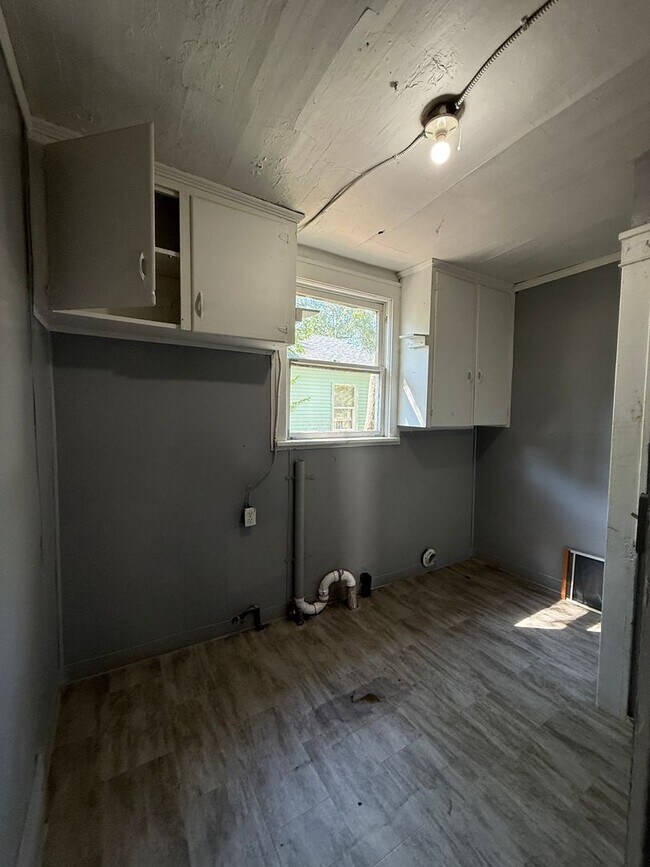 Building Photo - Large 4 bedroom Home