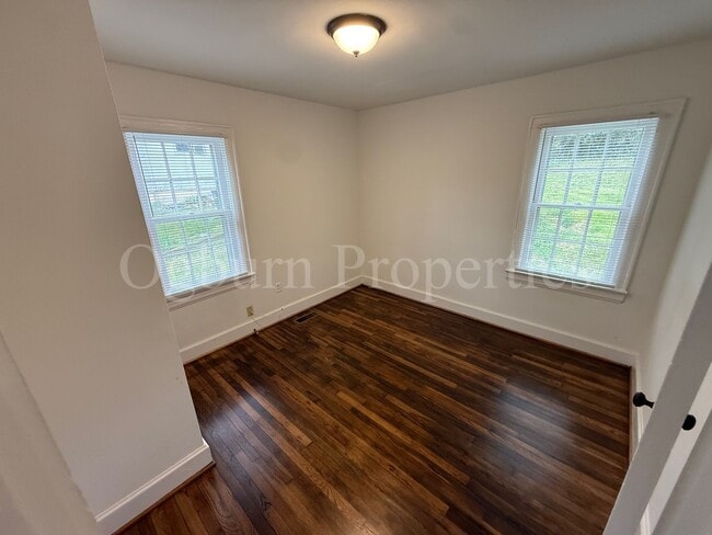 Building Photo - 614 Mulberry St SW