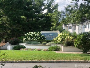 Building Photo - 827 Waterford Dr