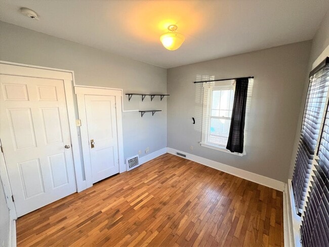 Building Photo - SINGLE FAMILY HOME W/LARGE FENCED YARD!