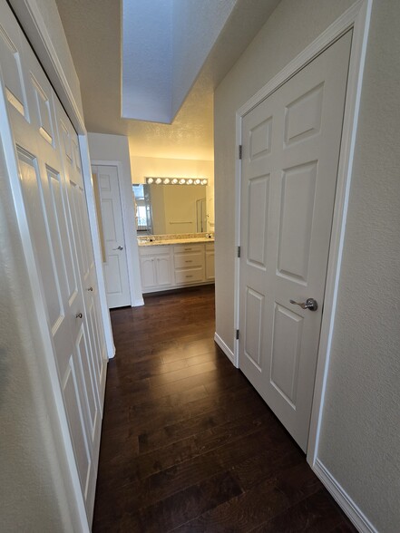 Primary bedroom hall to ensuite bathroom - 2 large closets - 726 W Tyrolean Ct