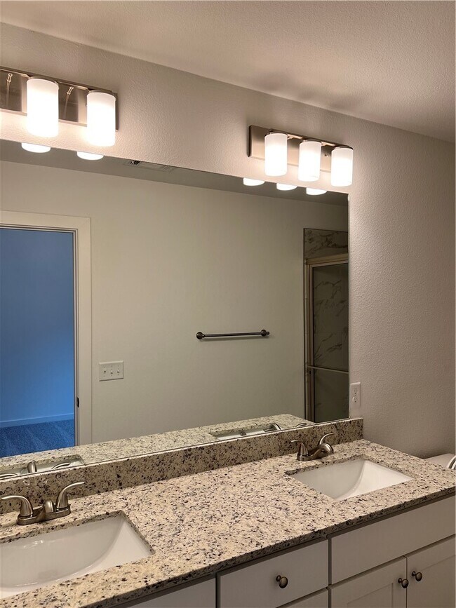 Building Photo - 590 N Cresswell Dr