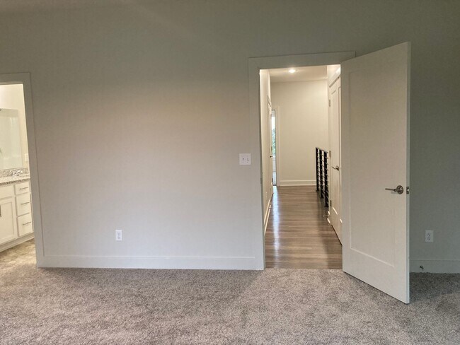 Building Photo - **LESS THAN 10 miles to Fort Knox**