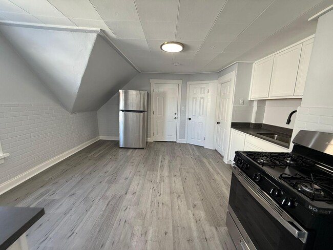 Building Photo - 61 Goddard St