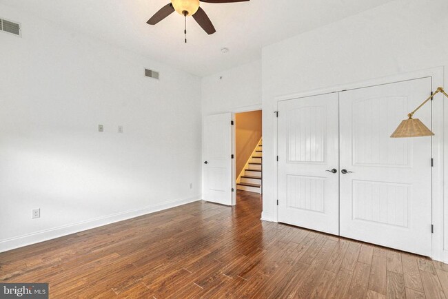 Building Photo - 719 E Thompson St