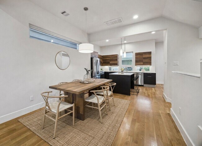 Building Photo - 2715 St Emanuel St