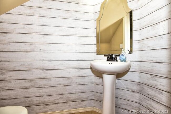 Building Photo - Room for the whole family in this 5 bedroom, 3-1/2 bath Executive Rental on corner lot in Millice...