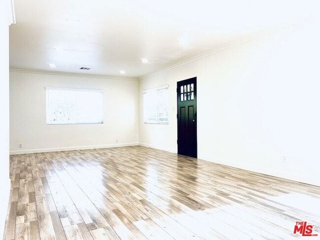 Building Photo - 926 N Pass Ave