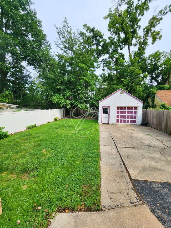 Building Photo - Charming 3-Bedroom Home with Spacious Rooms, Garage & Appliances Included!
