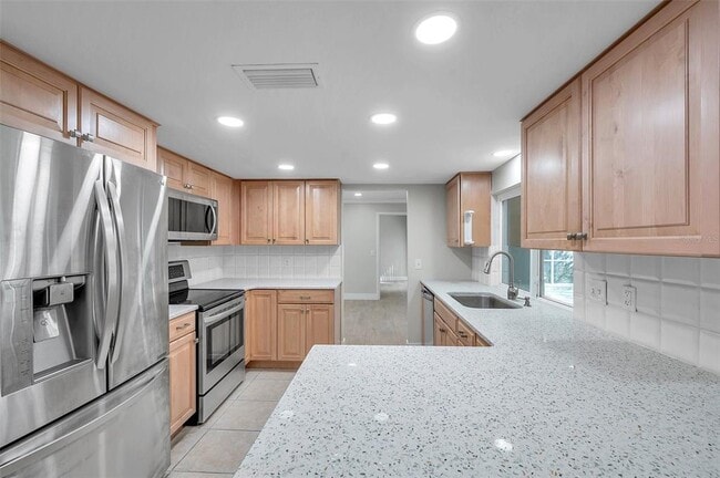 Building Photo - 8789 Maplewood Rd