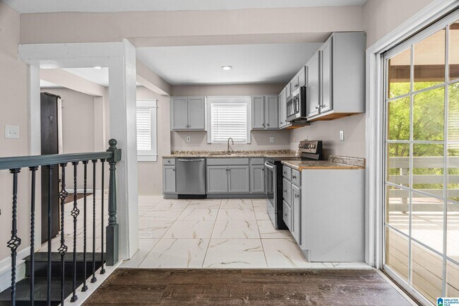 Building Photo - 528 10th Ct W