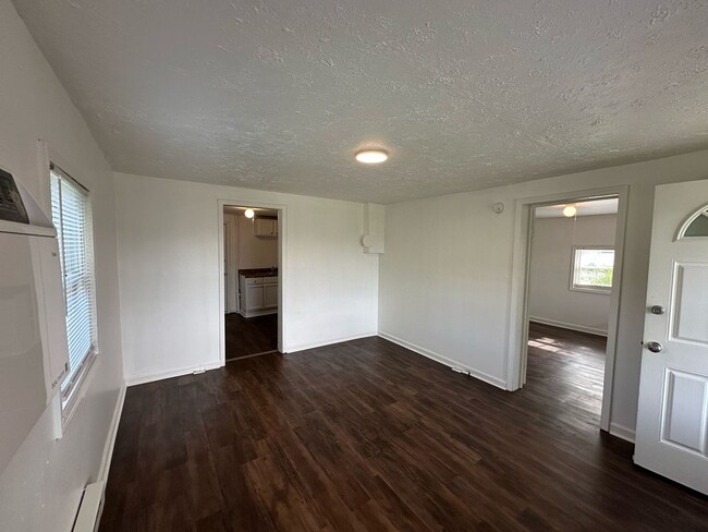 Building Photo - 461 Dennis Dr
