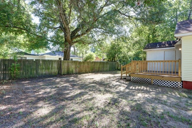 Building Photo - Renovated Three Bedroom, Two Bathroom Sing...