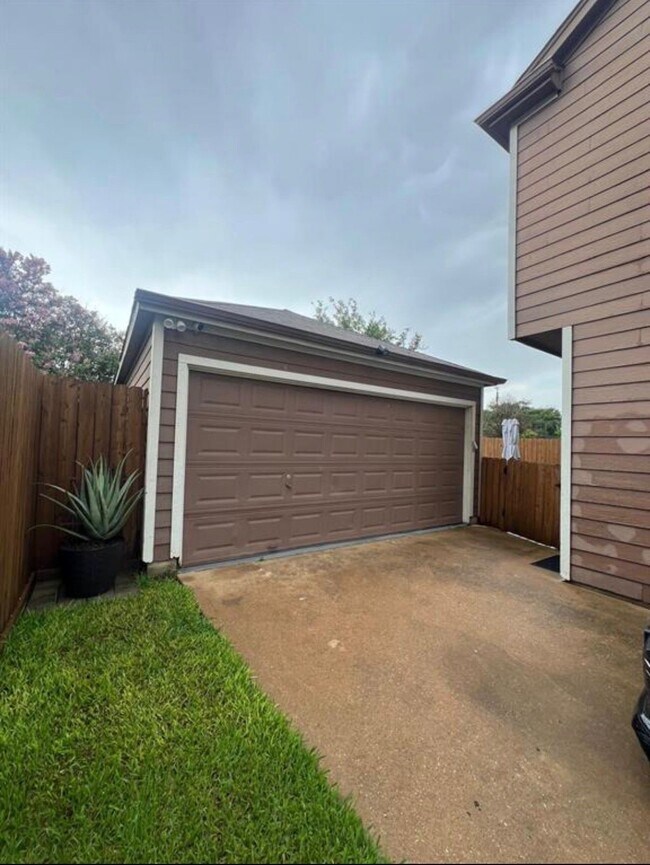 Building Photo - 18710 Sandelford Dr