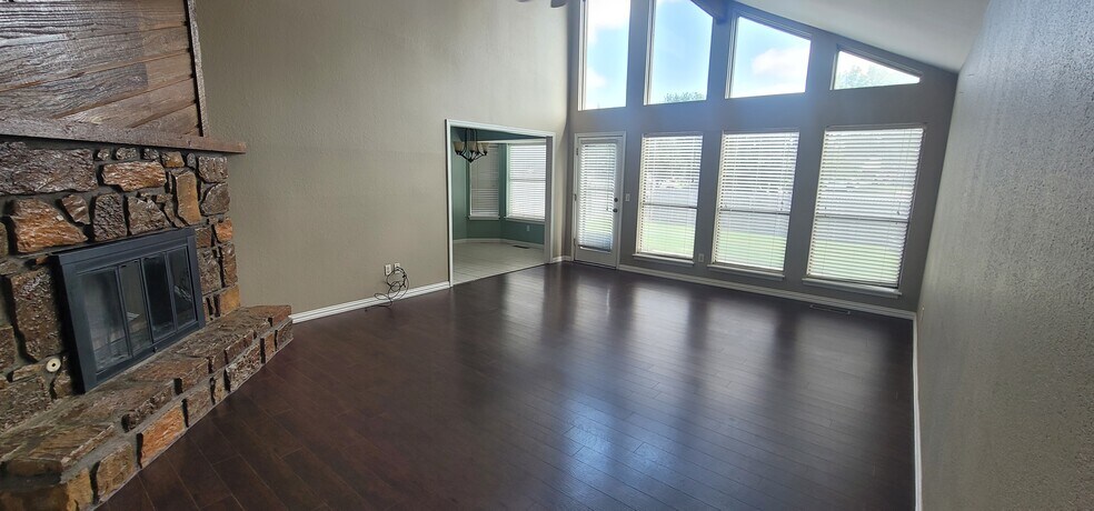Building Photo - 1113 N Butternut Ave