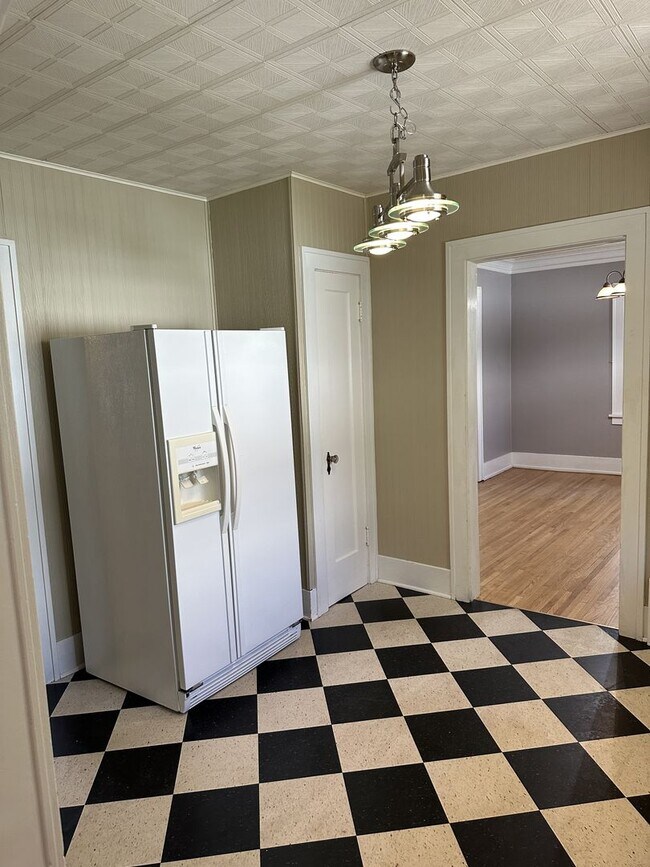 Building Photo - Large Craftsman Style Home