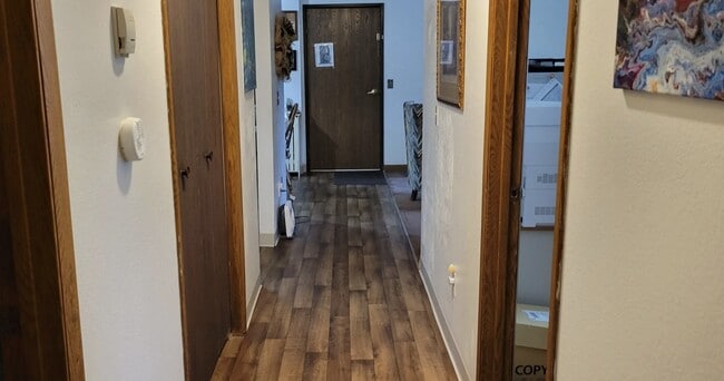 Building Photo - 305 S Walnut St