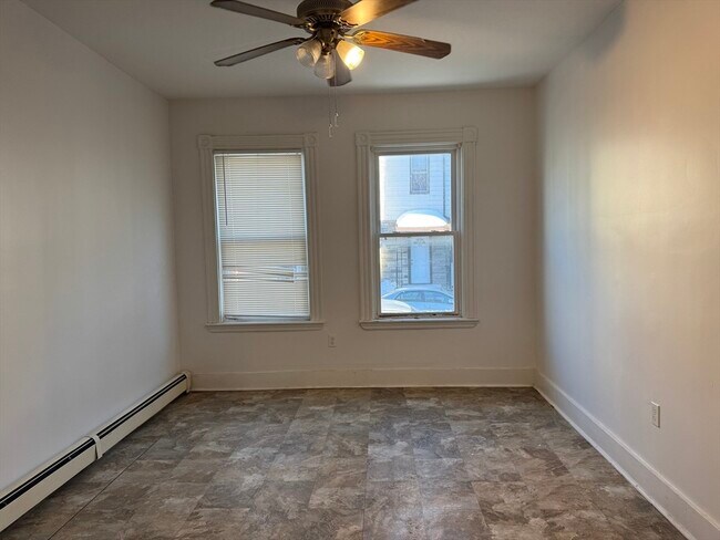 Building Photo - 184 London St