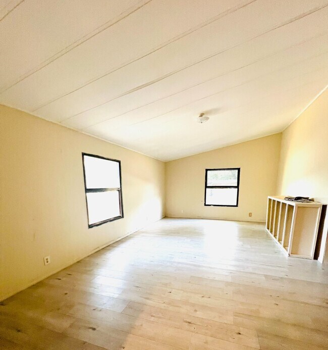 Building Photo - 491 E Sherwood Dr