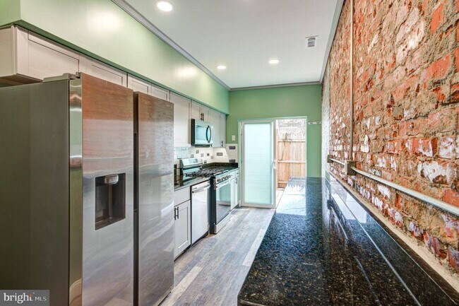 Building Photo - 2643 N Mascher St