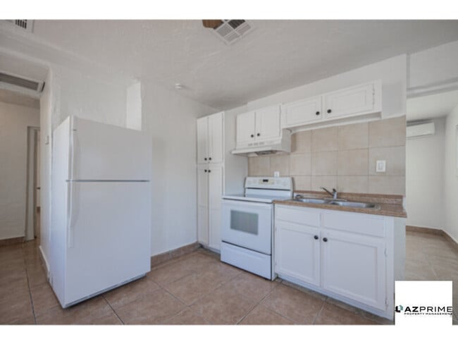 Building Photo - $750 OFF 1ST MONTH'S RENT MOVE IN SPECIAL!...