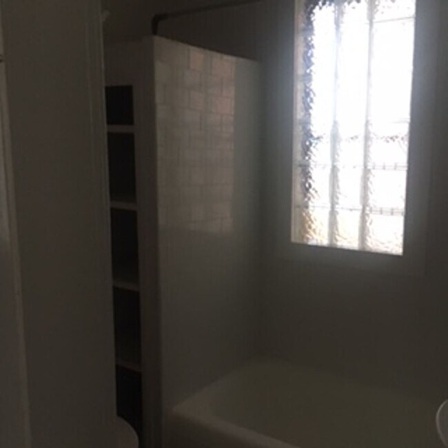 Building Photo - 1354 Forsythe Ave