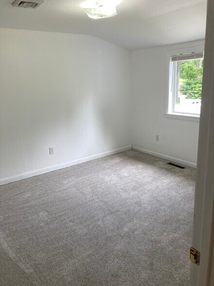 Building Photo - 8 Regency Dr