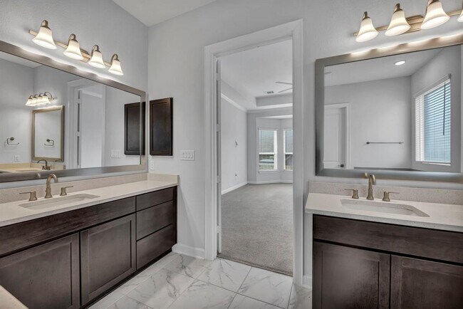 Building Photo - 252 Sabino Dr